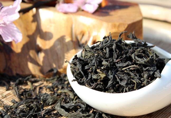 Abnehmen flach gedrückten Tees Foojoy Wuyi Oolong mit flach gedrückten grünen Teeblättern