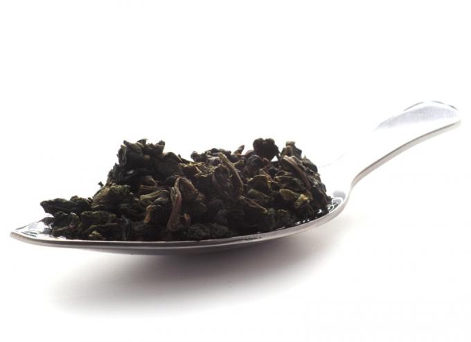 Handgemachter frischer Tee Chinese Oolong-Tee Kuan Yin mit den hellgrünen und zarten Rückständen