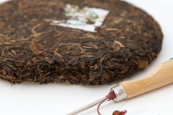 Starker ausgereifter Geschmack wilder Puerh-Tee kastanienbraun und hell mit aktivem und hohem Aroma