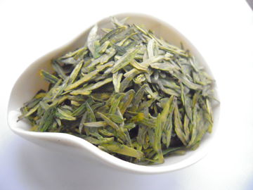 China Ching-dragonwell Lunge der gebogenen Form grüner Tee neues Teeblattmaterial fournisseur